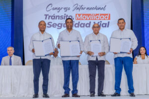En el marco de la celebración del Congreso internacional “Tránsito, Movilidad y Seguridad Vial”, la Liga Municipal Dominicana (LMD), el Instituto Nacional de Tránsito y Transporte Terrestre (INTRANT), el Instituto de Formación Técnico Profesional (INFOTEP) y la Federación Dominicana de Municipios (FEDOMU), suscribieron un Compromiso por la Seguridad Vial en los Municipios, que contiene el conjunto de acciones a impulsar a nivel territorial para contribuir al logro de las metas establecidas en el Pacto Nacional por la Seguridad Vial, liderado por el presidente de la República, Luis Abinader.