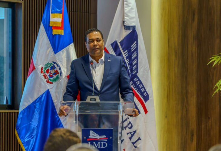 Tal y como fue aprobado en única lectura por el Senado, quedando pendiente de promulgación, se establece una contribución especial para los ayuntamientos y juntas de distritos municipales, que será utilizada exclusivamente para el pago de recolección de residuos, y/o para la adquisición de equipos y maquinarias destinados a la gestión de recolección de residuos, por parte del Fideicomiso DO Sostenible.