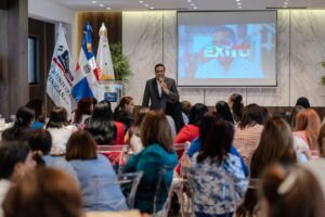 El presidente de la Liga Municipal Dominicana (LMD), Víctor D´Aza, fue el expositor principal en el Encuentro de Vicealcaldesas organizado por la Unión de Mujeres Municipalistas Dominicana (Unmundo), donde ofreció la conferencia titulada “Importancia de la descentralización y el desarrollo local para el bienestar de la gente”.