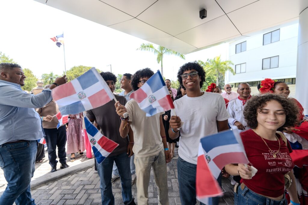 Estudiantes con bandera