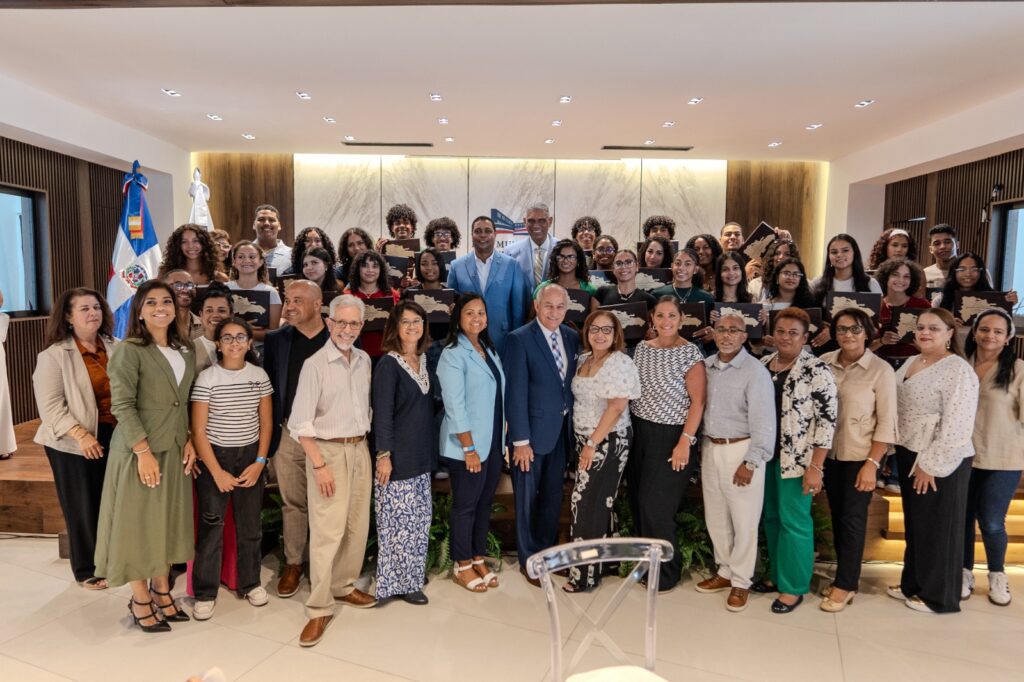 Foto grupal oficial junto a estudiantes meritorios