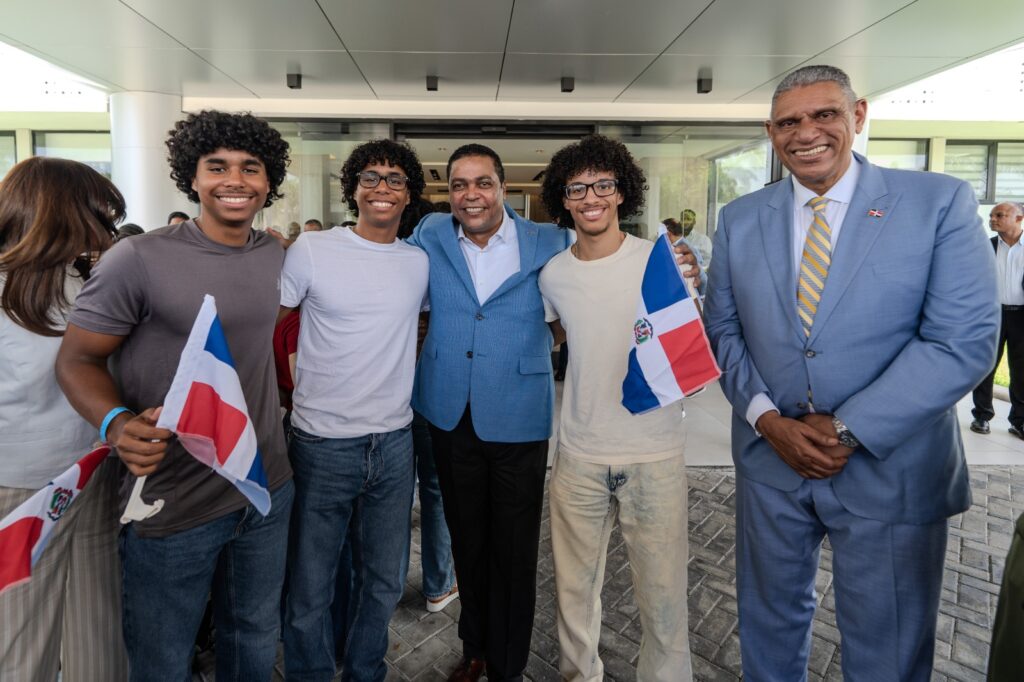 Victor D Aza junto a estudiantes
