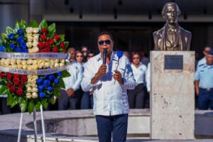 Víctor D ́ Aza encabeza izamiento de la bandera y ofrenda floral en el dia de los ayuntamientos