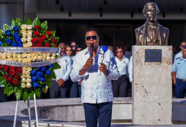 Víctor D ́ Aza encabeza izamiento de la bandera y ofrenda floral en el dia de los ayuntamientos