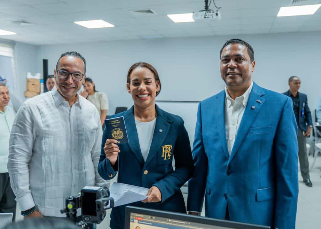 En el acto, recibieron sus pasaportes la alcaldesa de Santo Domingo Norte, Betty Gerónimo