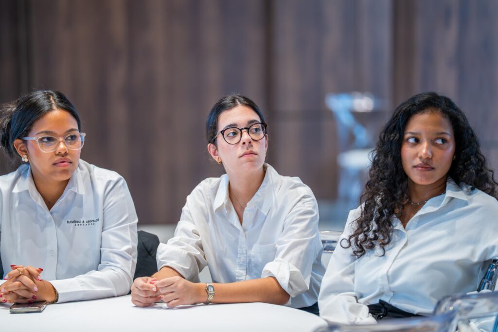 La Liga Municipal Dominicana (LMD)otorgó becas para diplomados en formación municipal,beneficiando a estudiantes de la carrera de Derecho