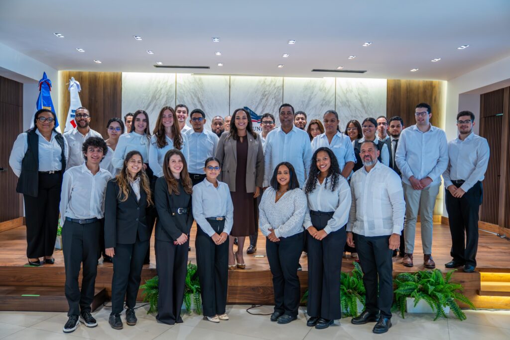 La Liga Municipal Dominicana (LMD)otorgó becas para diplomados en formación municipal,beneficiando a estudiantes de la carrera de Derecho ()
